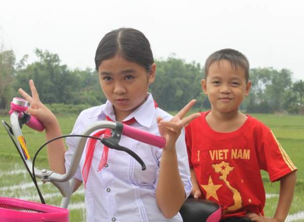 Khoảnh khắc giản dị của quán quân Giọng hát Việt nhí 2014