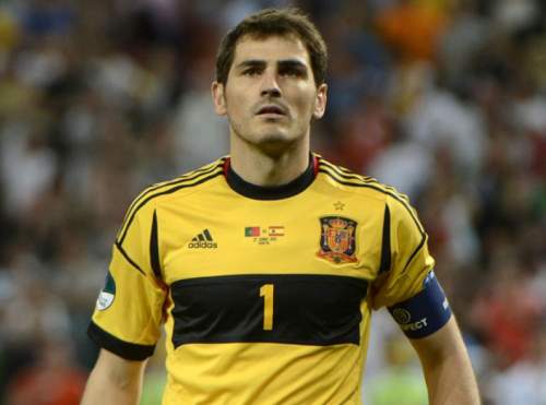 Iker Casillas: Người hùng và tội đồ