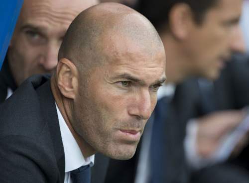 Huyền thoại Zidane bị treo quyền huấn luyện tại Tây Ban Nha