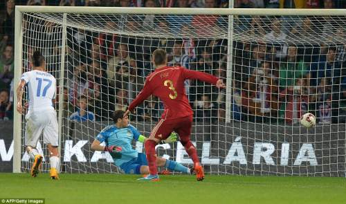 Casillas mắc sai lầm, Tây Ban Nha thua sốc trước Slovakia