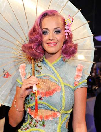 Katy Perry hóa "tắc kè hoa" với các màu tóc nhuộm 6