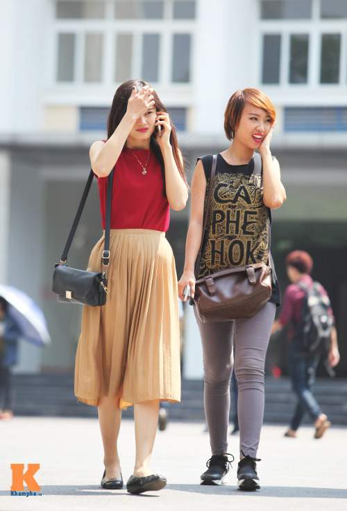Sinh viên HN mặc quần soóc, dép lê tới giảng đường