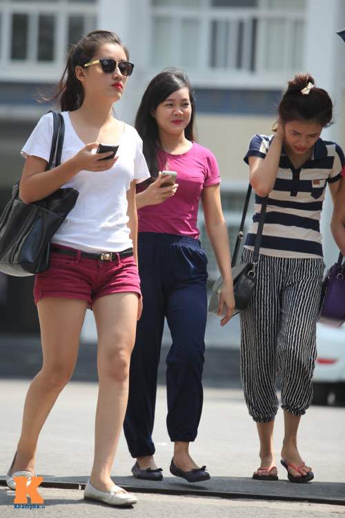 Sinh viên HN mặc quần soóc, dép lê tới giảng đường 4