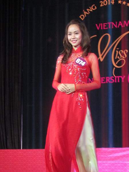 Nữ sinh viên duyên dáng với áo dài Việt Nam 3