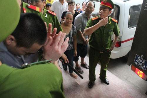 Lý Nguyễn Chung bị tát, luật sư lên tiếng đòi toà án bảo vệ 3