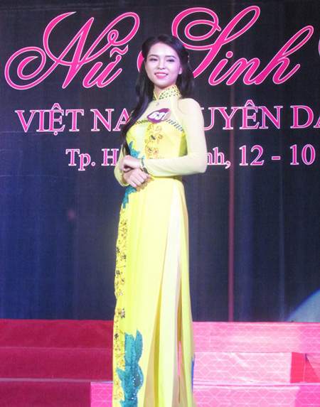 Nữ sinh viên duyên dáng với áo dài Việt Nam 2
