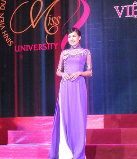 Nữ sinh viên duyên dáng với áo dài Việt Nam 4