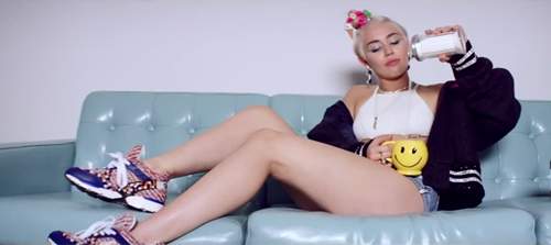 Miley Cyrus lại gây ồn ào khi hát về sex trong MV mới