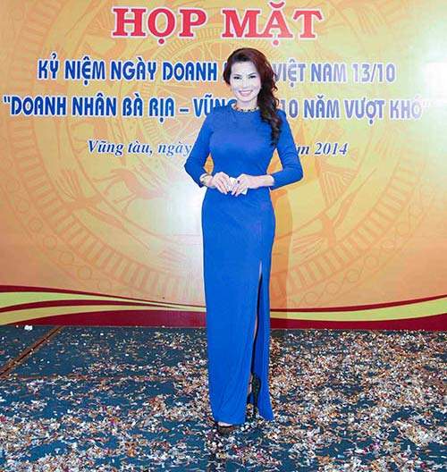 Hoa hậu Kim Hồng duyên dáng trong ngày doanh nhân