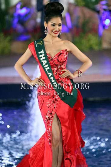 Hoa hậu Nước của Miss Earth 2013 bị tước danh hiệu 2