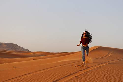 Thúy Hằng "lội" cát sa mạc ở Dubai 5