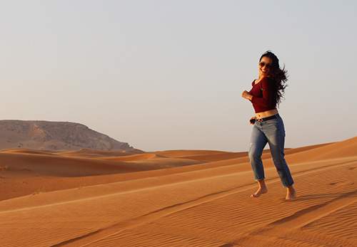 Thúy Hằng "lội" cát sa mạc ở Dubai 4