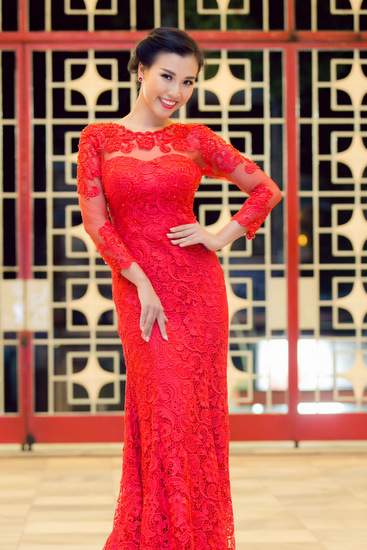 Lý Nhã Kỳ, Angela Phương Trinh mặc đẹp nhất tuần 9