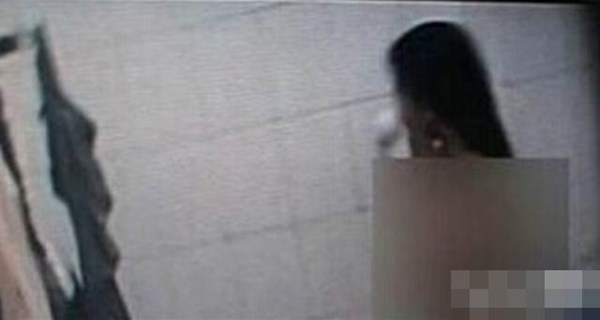 Chủ nhà trọ lắp gương nhìn trộm nữ sinh tắm