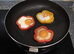Bữa sáng thú vị với trứng ốp lết hình hoa 4