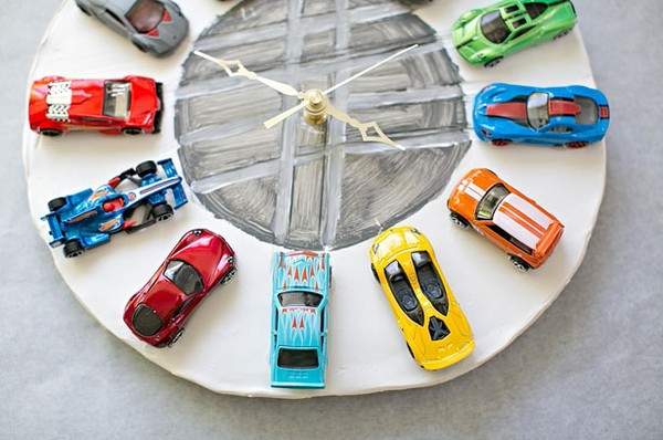 Tận dụng xe ô tô đồ chơi làm đồng hồ treo tường độc đáo 10