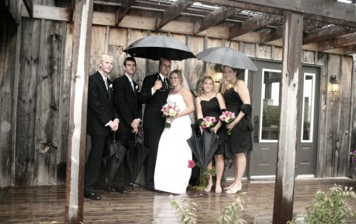 Bí quyết chụp ảnh cưới độc đáo ngày mưa 2