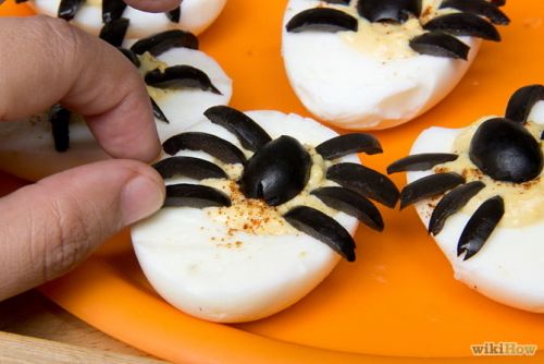 Làm món nhện trứng cho tiệc Halloween 10