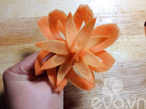 Cách tỉa hoa cà rốt cực đẹp để trang trí món ăn 5