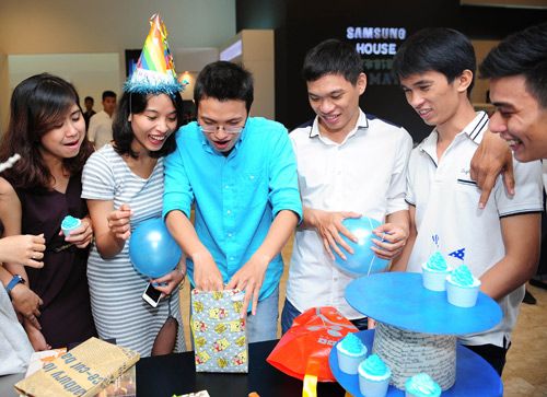 Bạn trẻ tổ chức tiệc sinh nhật bất ngờ tại Samsung House. 11