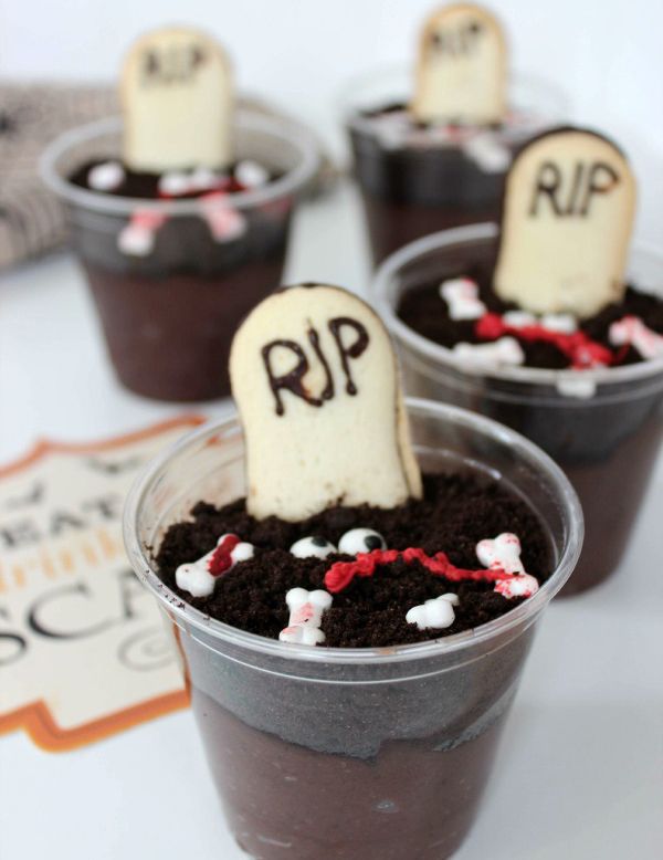 Làm pudding nghĩa địa rùng rợn cho tiệc Halloween 5