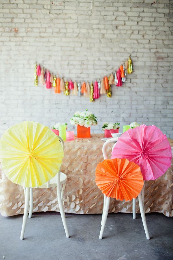 Cách trang trí bàn tiệc đám cưới cực nổi bật với màu neon 2
