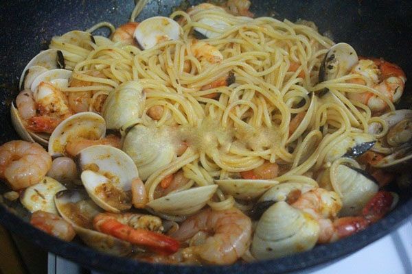 Mỳ Ý xào hải sản nóng hổi cho ngày cuối tuần 12
