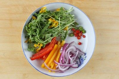 Làm salad gà màu sắc đổi món cho bữa ăn 3
