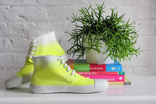 Phối màu neon cho giày sneakers nổi bật mùa hè 2