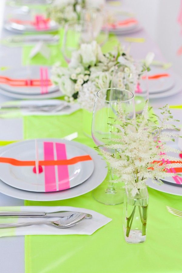 Cách trang trí bàn tiệc đám cưới cực nổi bật với màu neon 3