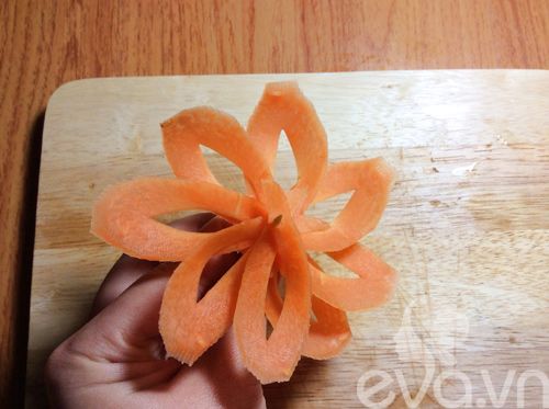 Cách tỉa hoa cà rốt cực đẹp để trang trí món ăn 4
