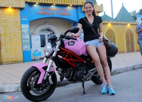 Nữ biker chạy Ducati màu hồng mơ làm bếp trưởng