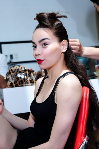 Hà Hồ tranh thủ ăn vội ở hậu trường Fashionista Việt Nam 2