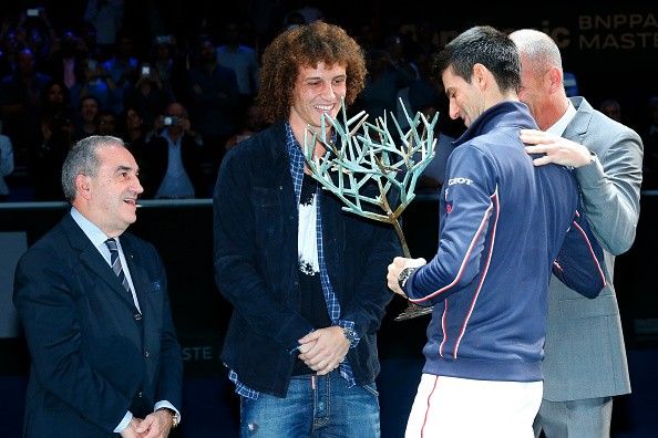 David Luiz hài hước trao cúp vô địch cho Djokovic