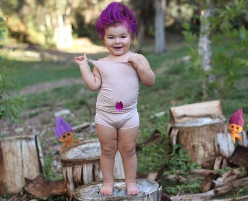 Màn hóa trang của bé gái 2 tuổi khiến dân mạng thích thú