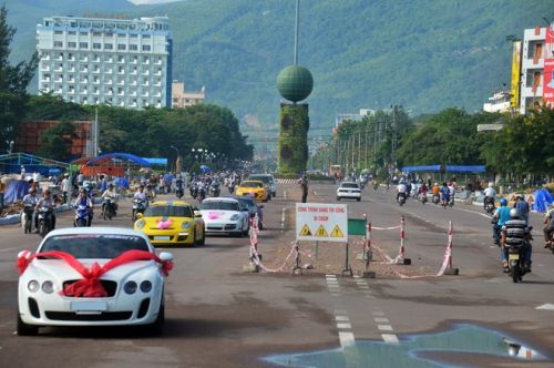 Làng quê Bình Định đón đoàn siêu xe rước dâu