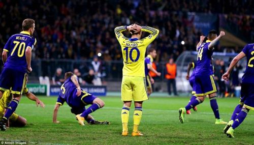Hazard sút hỏng penalty, Chelsea suýt ôm hận trước Maribor 13