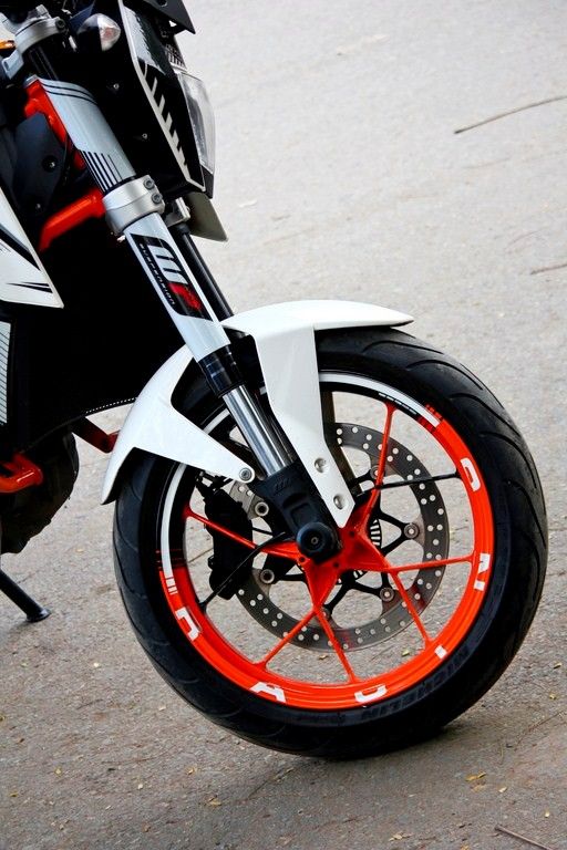 KTM 690 sơn mâm màu cam đen của biker Sài Gòn 2