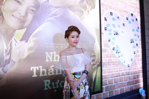 Nguyễn Văn Chung hôn vợ ngọt ngào tại sự kiện 7