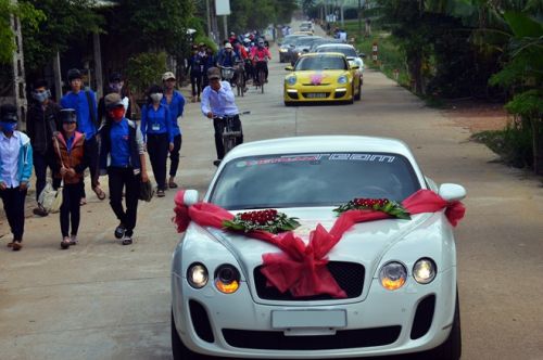 Làng quê Bình Định đón đoàn siêu xe rước dâu 10