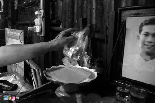 Ông lão mù 20 năm ngồi vỉa hè Sài Gòn bán bánh nuôi vợ ốm 10