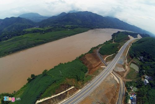 Phong cảnh kỳ vĩ trên tuyến cao tốc dài nhất Việt Nam 12
