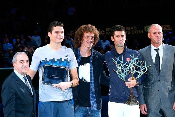 David Luiz hài hước trao cúp vô địch cho Djokovic 5