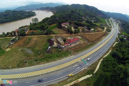 Phong cảnh kỳ vĩ trên tuyến cao tốc dài nhất Việt Nam 8