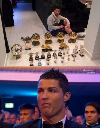 Ảnh vui Ronaldo than trời khi thấy Messi liên tục lập kỷ lục 10