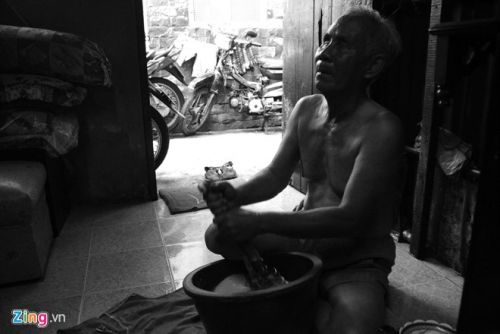 Ông lão mù 20 năm ngồi vỉa hè Sài Gòn bán bánh nuôi vợ ốm 2