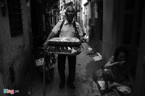 Ông lão mù 20 năm ngồi vỉa hè Sài Gòn bán bánh nuôi vợ ốm 12