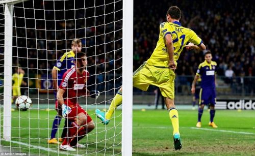 Hazard sút hỏng penalty, Chelsea suýt ôm hận trước Maribor 9