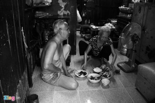 Ông lão mù 20 năm ngồi vỉa hè Sài Gòn bán bánh nuôi vợ ốm 11