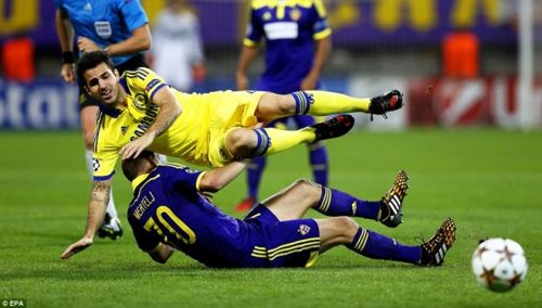 Hazard sút hỏng penalty, Chelsea suýt ôm hận trước Maribor 5